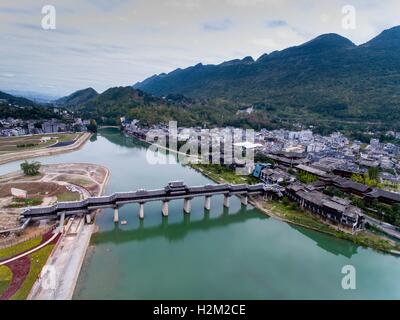 Chongqing. 29. Sep, 2016. Luftbild, aufgenommen am 29. September 2016 zeigt eine überdachte Brücke über den Apeng River in Südwest-China Chongqing. Diese hölzerne Vorgängerbauten über der Brücke wurden im Jahr 2013 durch einen Brand zerstört, und die Brücke wieder eröffnet, ein Jahr später nach der Rekonstruktion. © Liu Chan/Xinhua/Alamy Live-Nachrichten Stockfoto