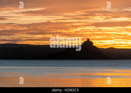 Penzance, Cornwall, UK. 30. September 2016. Großbritannien Wetter. Die Sonne geht über St. Michaels Mount, verspricht einen anderen schönen Tages in Cornwall. Bildnachweis: Simon Maycock/Alamy Live-Nachrichten Stockfoto