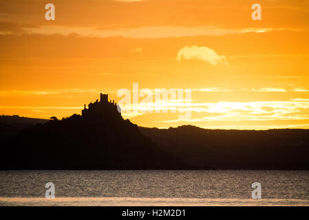 Penzance, Cornwall, UK. 30. September 2016. Großbritannien Wetter. Die Sonne geht über St. Michaels Mount, verspricht einen anderen schönen Tages in Cornwall. Bildnachweis: Simon Maycock/Alamy Live-Nachrichten Stockfoto