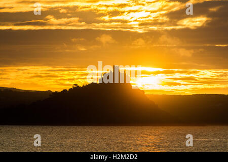 Penzance, Cornwall, UK. 30. September 2016. Großbritannien Wetter. Die Sonne geht über St. Michaels Mount, verspricht einen anderen schönen Tages in Cornwall. Bildnachweis: Simon Maycock/Alamy Live-Nachrichten Stockfoto