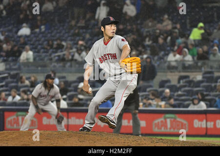 Bronx, New York, USA. 28. Sep, 2016. Koji Uehara (Red Sox), 28. September 2016 - MLB: Koji Uehara der Boston Red Sox Stellplätze im achten Inning während der Major League Baseball Spiel gegen die New York Yankees im Yankee Stadium in der Bronx, New York, Vereinigte Staaten von Amerika. © Hiroaki Yamaguchi/AFLO/Alamy Live-Nachrichten Stockfoto