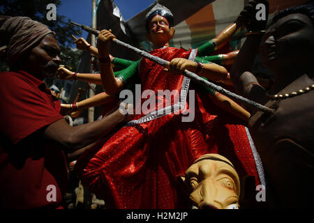 Lalitpur, Nepal. 30. September 2016. Künstler Bikau Pandit, fünfundvierzig, bereitet Kleidung auf ein Idol der Göttin Durga, einen Tag im Voraus des Dashain Festivals am Kupondole Ghusing Gal Chowk, Lalitpur auf Freitag, 30. September 2016. Anbeter erwerben die Idole für rund $400. © Skanda Gautam/ZUMA Draht/Alamy Live-Nachrichten Stockfoto