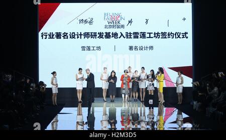 29. September 2016 - Peking, Beijing, China - Peking, CHINA-September 29 2016: (nur zur redaktionellen Verwendung. CHINA aus) die Abschlussveranstaltung des Peking Fashion Week 2016 findet in Peking am 29. September 2016. (Kredit-Bild: © SIPA Asien über ZUMA Draht) Stockfoto