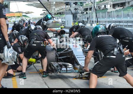 Sepang, Malaysia. 30. September 2016. Mechanik für Mercedes-Pilot Nico Rosberg Deutschlands arbeiten an seinem Auto während des zweiten Trainings von der malaysischen Formula One Grand Prix auf dem Sepang International Circuit in Sepang, Malaysia, 30. September 2016. Bildnachweis: Chong Voon Chung/Xinhua/Alamy Live-Nachrichten Stockfoto