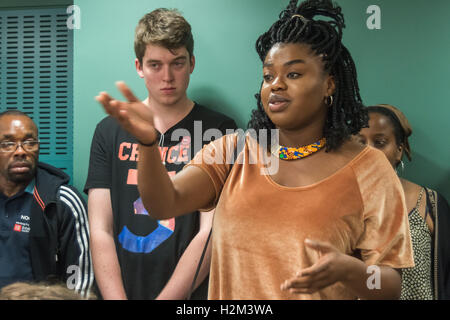 London, UK 29. September 2016. Busayo Zwillinge, LSE Studenten Union General Secretary, gibt die Unterstützung der LSE-Studenten bei einem Treffen in der LSE zu widerstehen-Festival, das eine Kampagne von LSE Reinigungspersonal für Gleichbehandlung mit anderen Arbeitnehmern LSE über Krankengeld, Urlaub und Rentenbeiträge und zu respektieren und mit würde behandelt werden. Bildnachweis: Peter Marshall/Alamy Live-Nachrichten Stockfoto