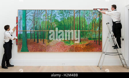 London, UK.  30. September 2016. "Woldgate Woods, 24, 25 und 26, 2006" von David Hockney (EST. USD9/12 Millionen) werden von Technikern und auf dem Display in Sotheby's London vor seinem Verkauf anstehenden Verkauf bei Sotheby's New York im November überprüft. Bildnachweis: Stephen Chung / Alamy Live News Stockfoto