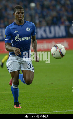 Schalke Breel Embolo spielt den Ball mit der Salzburger Duje Caleta-Auto läuft nach ihm während des Spiels des FC Schalke 04 gegen RB Salzburg am zweiten Spieltag der Europa League in der Veltins Arena in Gelsenkirchen, Deutschland, 29. September 2016. Foto: WOLFRAM KASTL/dpa Stockfoto