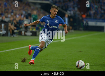 Schalke Alessandro Schopf spielt den Ball während des Spiels des FC Schalke 04 gegen RB Salzburg am zweiten Spieltag der Europa League in der Veltins Arena in Gelsenkirchen, Deutschland, 29. September 2016. Foto: WOLFRAM KASTL/dpa Stockfoto