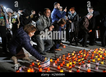 Kiew, Ukraine. 30. September 2016. Laien Kerzen vor einem Denkmal im Rahmen einer Feierstunde zum Gedenken an das Massaker von etwa 150.000 NS-Opfer in Babi Jar bei Kiew von 1941 bis 1943, in Kiew, Ukraine, am 30. September 2016. Babi Jar, eine Schlucht in Kiew, war eine Seite aus einer Reihe von Massakern, die von den Nazis während ihrer Kampagne gegen die Sowjetunion während des zweiten Weltkriegs durchgeführt. © Jan egbert/Xinhua/Alamy Live-Nachrichten Stockfoto