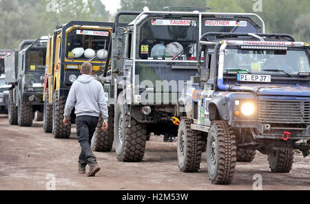 Bewährten, Deutschland. 30. September 2016. Teilnehmenden Fahrzeuge auf der Rallye Baja Deutschland 2016 warten die technischen Kontrollen und Akzeptanz tests an der Oberfläche mir in Profen, Deutschland, 30. September 2016. Zahlreiche Teilnehmer werden für die kommenden zwei Tage durch die Landschaft mit ihren Enduros, Quads, Offroad Autos und Allrad-LKW Rennen. Die Rallye besteht aus zwei Wertungsprüfungen, die nach einem Roadbook gefahren werden. In Kombination mit einer perfekten Navigation zwischen den einzelnen Kontrollpunkten entscheidet über Sieg oder Niederlage. Foto: Jan Woitas/ZB/Dpa/Alamy Live News Stockfoto