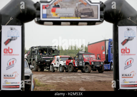 Bewährten, Deutschland. 30. September 2016. Teilnehmenden Fahrzeuge auf der Rallye Baja Deutschland 2016 warten die technischen Kontrollen und Akzeptanz tests an der Oberfläche mir in Profen, Deutschland, 30. September 2016. Zahlreiche Teilnehmer werden für die kommenden zwei Tage durch die Landschaft mit ihren Enduros, Quads, Offroad Autos und Allrad-LKW Rennen. Die Rallye besteht aus zwei Wertungsprüfungen, die nach einem Roadbook gefahren werden. In Kombination mit einer perfekten Navigation zwischen den einzelnen Kontrollpunkten entscheidet über Sieg oder Niederlage. Foto: Jan Woitas/ZB/Dpa/Alamy Live News Stockfoto