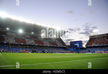 Madrid, Spanien. 28. Sep, 2016. Blick in das Stadion vor dem Spiel von Atlético Madrid gegen Bayern München am zweiten Spieltag der Champions League, Gruppenphase, Gruppe D, auf das Vicente Calderón-Stadion in Madrid, Spanien, 28. September 2016. Foto: ANDREAS GEBERT EPA/Dpa/Alamy Live-Nachrichten Stockfoto