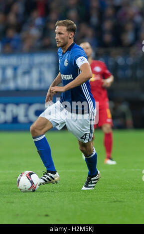 Gelsenkirchen, Deutschland. 29. Sep, 2016. Schalke Benedikt Howedes spielt den Ball während des Spiels des FC Schalke 04 gegen RB Salzburg am zweiten Spieltag der Europa League Gruppe Phase, Gruppe I, in der Veltins Arena in Gelsenkirchen, Deutschland, 29. September 2016. Foto: GUIDO KIRCHNER/Dpa/Alamy Live News Stockfoto