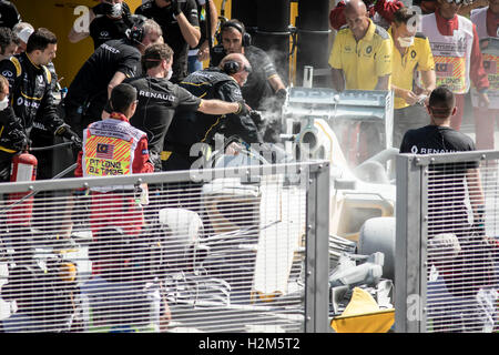 Kuala Lumpur, Malaysia. 30. September 2016. Renault F1 Auto von Kevin Magnussen, Motor vor Renault Garage Feuer gefangen. Magnussen Flucht unverletzt. Bildnachweis: Danny Chan/Alamy Live-Nachrichten. Stockfoto