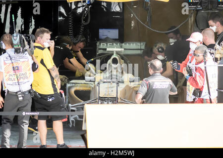 Kuala Lumpur, Malaysia. 30. September 2016. Das Feuer vor Renault Garage Renault F1 Auto erspart. Magnussen Flucht unverletzt. Techniker auf der Suche nach der Schuld. Bildnachweis: Danny Chan/Alamy Live-Nachrichten. Stockfoto