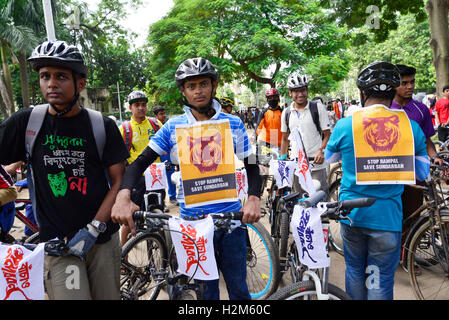 Dhaka, Bangladesch. 30. September 2016. Polizei und Aktivisten der Bangladesh Chhatra League, der Studentenschaft der Awami-Liga, Urteil vereitelt angeblich eine Fahrrad-Prozession von Rampal Kraftwerk Demonstranten auf dem zentralen Shaheed Minar hier am Freitag in Dhaka, Bangladesch. Am 30. September 2016 Credit: Mamunur Rashid/Alamy Live-Nachrichten Stockfoto