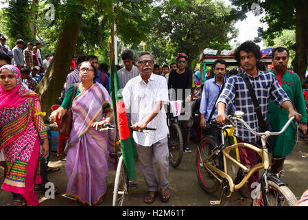 Dhaka, Bangladesch. 30. September 2016. Polizei und Aktivisten der Bangladesh Chhatra League, der Studentenschaft der Awami-Liga, Urteil vereitelt angeblich eine Fahrrad-Prozession von Rampal Kraftwerk Demonstranten auf dem zentralen Shaheed Minar hier am Freitag in Dhaka, Bangladesch. Am 30. September 2016 Credit: Mamunur Rashid/Alamy Live-Nachrichten Stockfoto