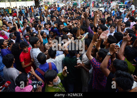 Dhaka, Bangladesch. 30. September 2016. Polizei und Aktivisten der Bangladesh Chhatra League, der Studentenschaft der Awami-Liga, Urteil vereitelt angeblich eine Fahrrad-Prozession von Rampal Kraftwerk Demonstranten auf dem zentralen Shaheed Minar hier am Freitag in Dhaka, Bangladesch. Am 30. September 2016 Credit: Mamunur Rashid/Alamy Live-Nachrichten Stockfoto