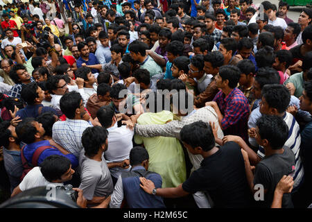 Dhaka, Bangladesch. 30. September 2016. Polizei und Aktivisten der Bangladesh Chhatra League, der Studentenschaft der Awami-Liga, Urteil vereitelt angeblich eine Fahrrad-Prozession von Rampal Kraftwerk Demonstranten auf dem zentralen Shaheed Minar hier am Freitag in Dhaka, Bangladesch. Am 30. September 2016 Credit: Mamunur Rashid/Alamy Live-Nachrichten Stockfoto