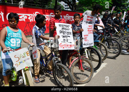 Dhaka, Bangladesch. 30. September 2016. Polizei und Aktivisten der Bangladesh Chhatra League, der Studentenschaft der Awami-Liga, Urteil vereitelt angeblich eine Fahrrad-Prozession von Rampal Kraftwerk Demonstranten auf dem zentralen Shaheed Minar hier am Freitag in Dhaka, Bangladesch. Am 30. September 2016 Credit: Mamunur Rashid/Alamy Live-Nachrichten Stockfoto