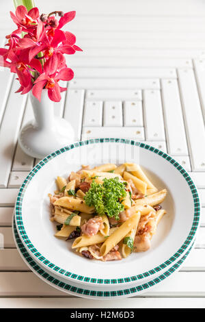 Speck-Aglio Olio Nudeln mit Knoblauch und Chili Stockfoto