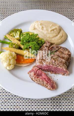 Gegrilltes Filetsteak mit gegrilltem Gemüse und Maische Kartoffel serviert Stockfoto
