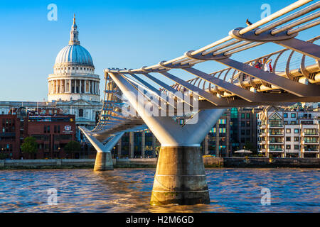 Abendlicht fällt auf die Millennium Bridge und St. Pauls Cathedral in London. Stockfoto