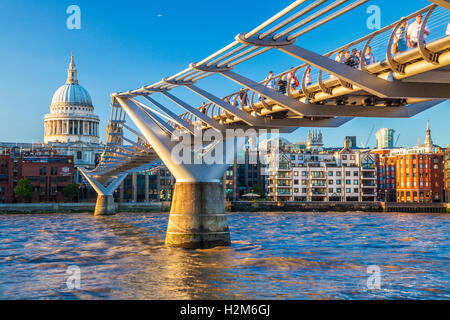 Abendlicht fällt auf die Millennium Bridge und St. Pauls Cathedral in London. Stockfoto