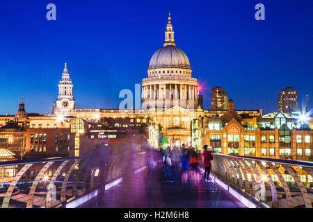 Die Millennium Bridge und St. Pauls Kathedrale in London in der Dämmerung. Stockfoto