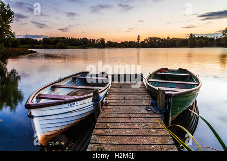 Spät Sommer Sonnenaufgang auf einem der Seen im Cotswold Water Park Stockfoto