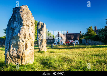 Sarsen Steinen und das Red Lion Pub in Avebury, Wiltshire. Stockfoto