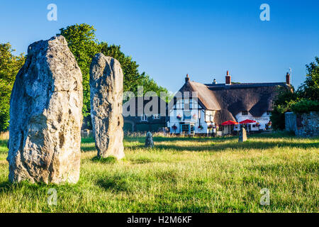 Sarsen Steinen und das Red Lion Pub in Avebury, Wiltshire. Stockfoto