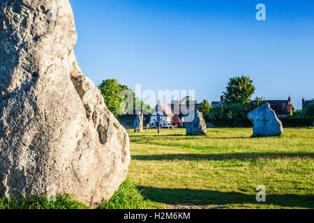 Sarsen Steinen und das Red Lion Pub in Avebury, Wiltshire. Stockfoto