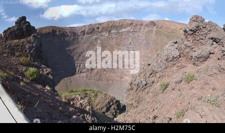 Vesuv Vulkan - Blick in den Krater an der Spitze Stockfoto