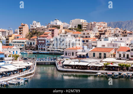 Badeort Stadt Agios Nikolaos befindet sich auf der Nord-Ostseite von Kreta, Griechenland. Stockfoto