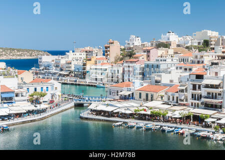 Badeort Stadt Agios Nikolaos befindet sich auf der Nord-Ostseite von Kreta, Griechenland. Stockfoto