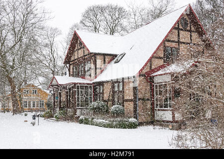 Eine schneebedeckte Haus befindet sich am Ramlosa Brunnspark am Stadtrand von Helsingborg in Schweden. Stockfoto