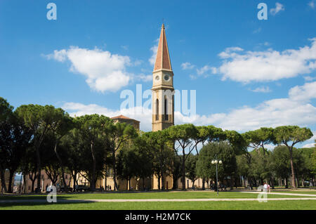 Cattedrale dei Santi Pietro e Donato im Gartenpark Arezzo, Italien Stockfoto