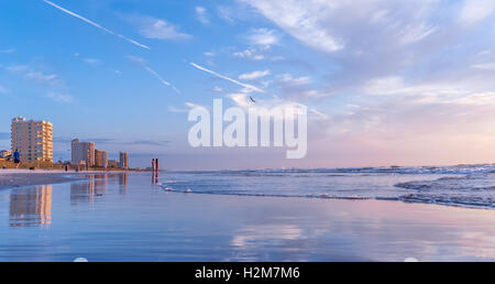 Frühaufsteher genießen Sie die Schönheit und Ruhe des Sonnenaufgangs in Jacksonville Beach im Nordosten Florida/USA. Stockfoto