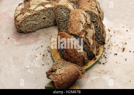 Gebackenes Brot auf Tisch Stockfoto