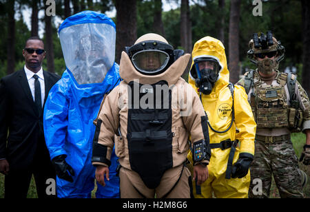 US-Soldaten posieren in verschiedenen Uniformen und spezielle Schutzkleidung während der explosiven Verordnung Entsorgung Ausbildung auf der Tyndall Air Force Base 28. April 2016 in der Nähe von Panama City, Florida. Stockfoto