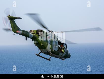 Ein britische Army Air Corps Westland Lynx Schlachtfeld Hubschrauber hebt ab dem Flugdeck der USS Kearsarge auf See 15. September 2013 im Zuständigkeitsbereich 5. Flotte. Stockfoto