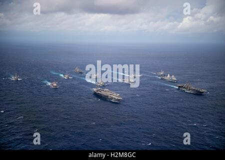 USN Schiffe Dampf in Bildung, die Vollendung des Valiant Shield Übungen 23. September 2016 in der Philippine Sea zu bedeuten. Stockfoto