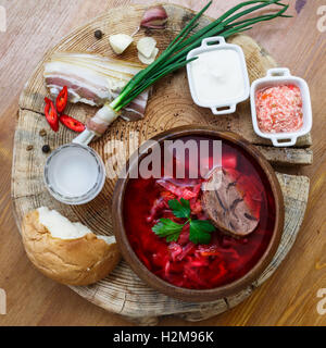 Borschtsch. Traditionelle ukrainische Gemüsesuppe aus Rüben, Karotten, Tomaten, Kartoffeln, Kohl, Grüns und Knoblauch hergestellt Stockfoto