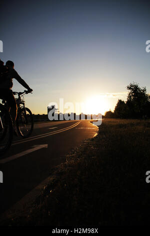 Fahrrad Weg Straße in Minsk am Abend Stockfoto