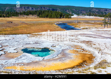 Blick auf Depression Geysir im oberen Geysir-Becken im Yellowstone-Nationalpark Stockfoto