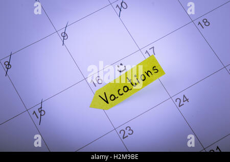 Urlaubstag ist in einem Kalender markiert. Stockfoto