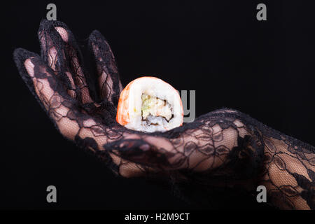 Hand hält eine bunte sushi Stockfoto