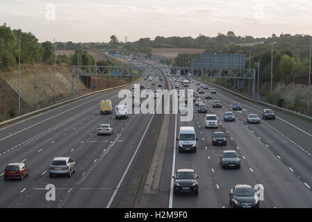 Abenddämmerung Verkehr M25 nach Süden Westen angrenzend an J17 Stockfoto