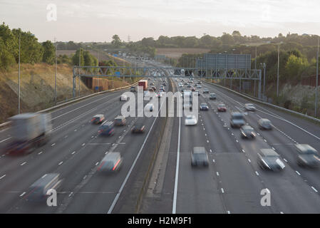 Abenddämmerung Verkehr M25 nach Süden Westen angrenzend an J17 Stockfoto